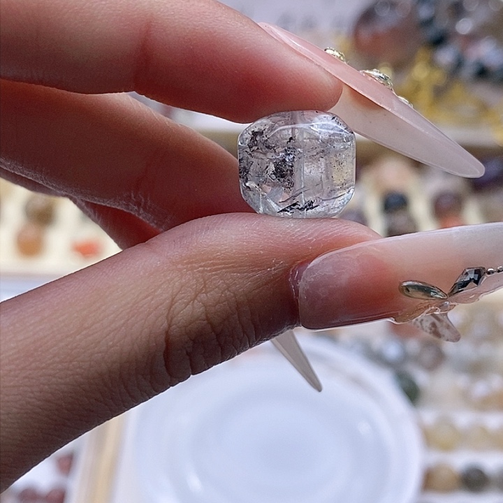 未镶嵌颈饰水晶，