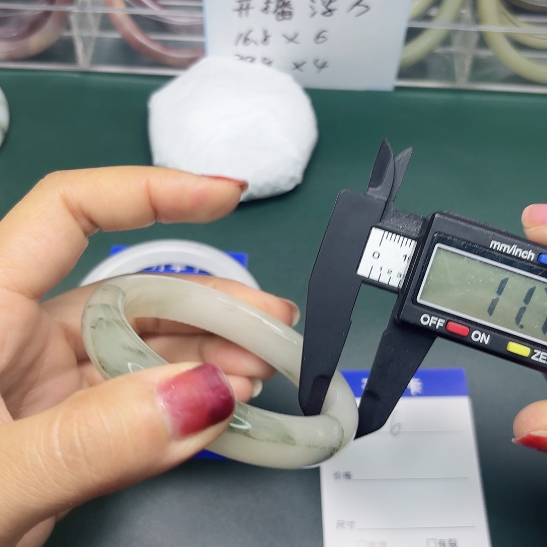 石英质玉未镶嵌手镯6/5556