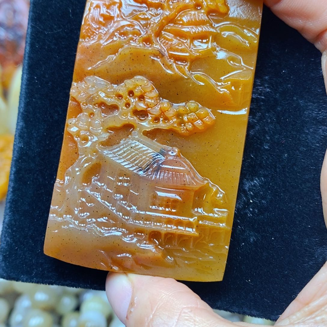 石英质玉（黄龙玉）未镶嵌颈饰