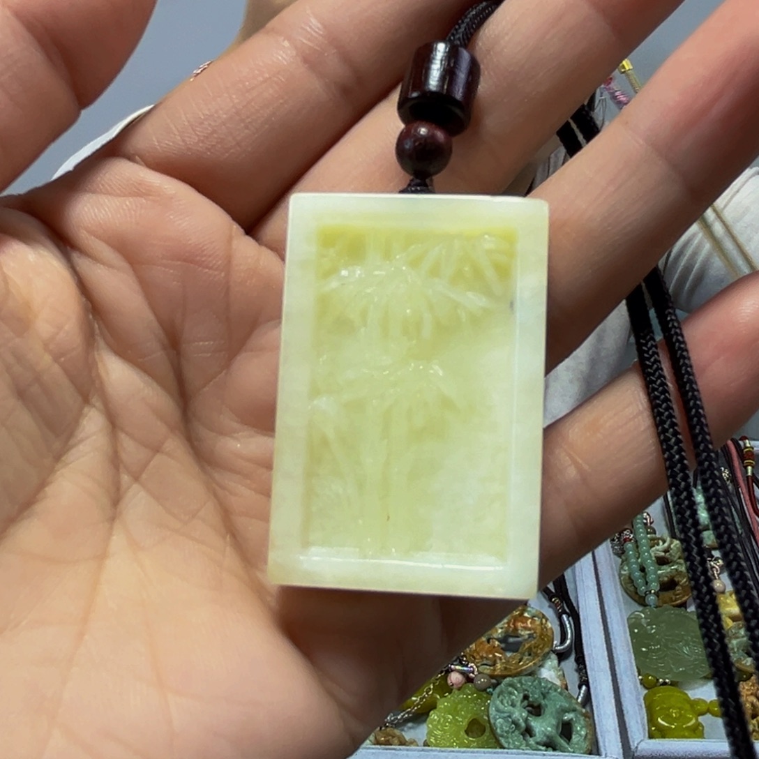 蛇纹石玉未镶嵌颈饰