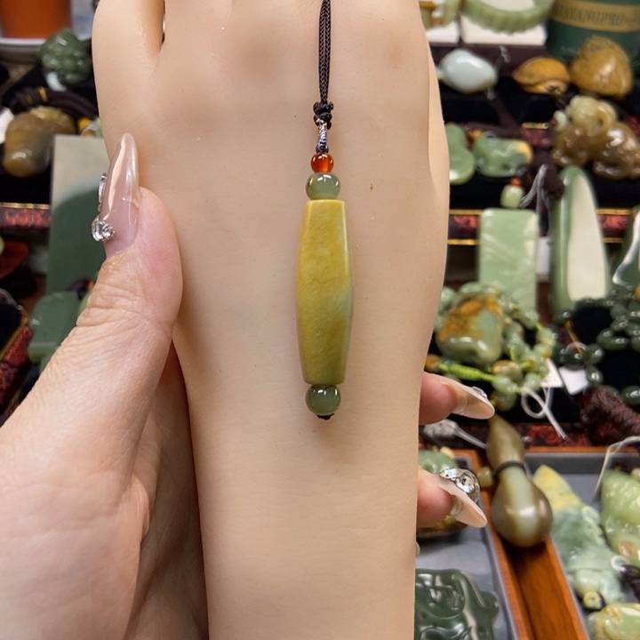 颈饰未镶嵌岫岩河磨玉（透闪石质玉）