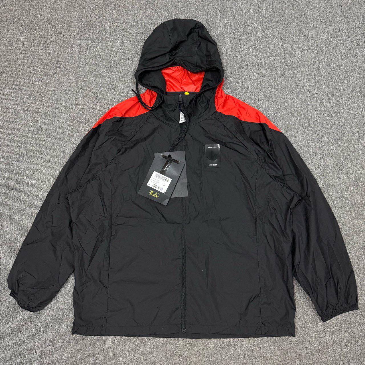 全新未使用 MONCLER 12915845 黑色胸前胶牌徽标字母拉链外套4码