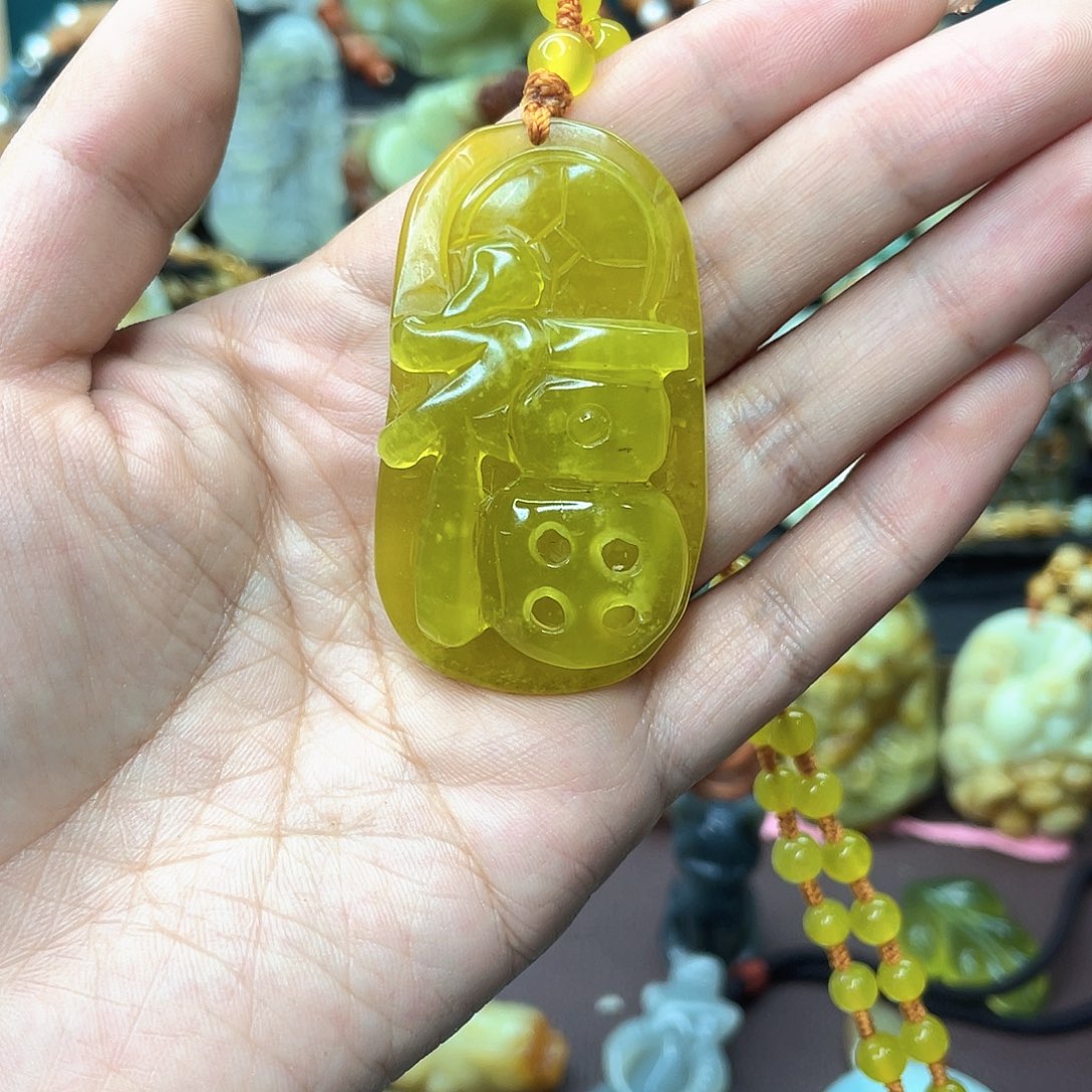 蛇纹石玉颈饰未镶嵌