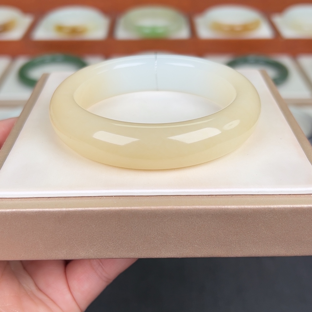 和田玉未镶嵌手镯糖白