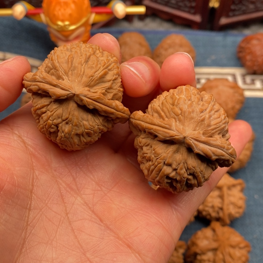 文玩核桃把件40全品闷白