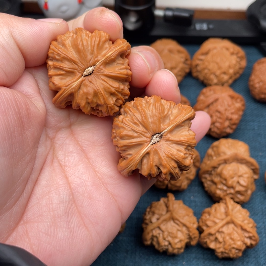 不***军把件文玩核桃全品三角白40