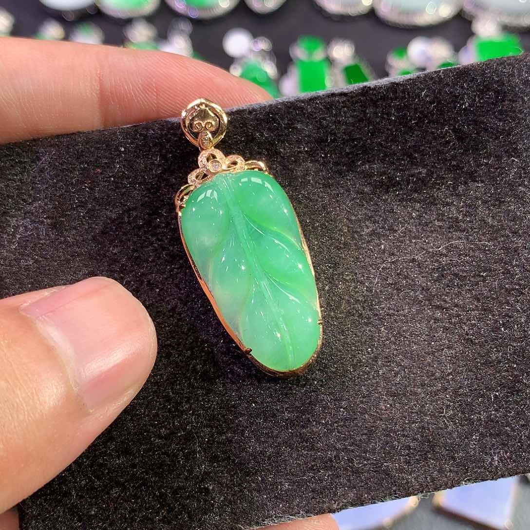 翡翠18K金镶嵌吊坠(赠链)