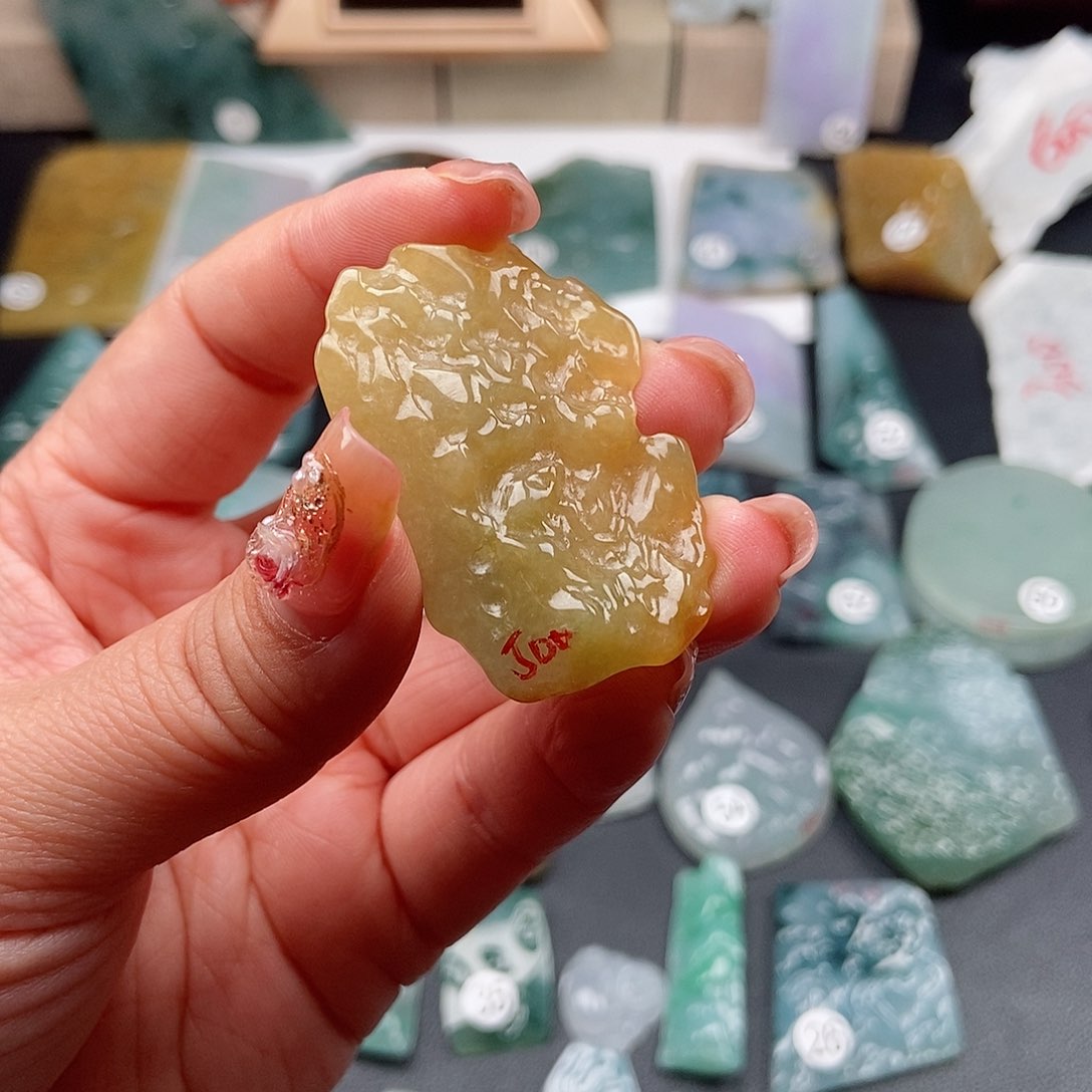 翡翠颈饰未镶嵌翡翠