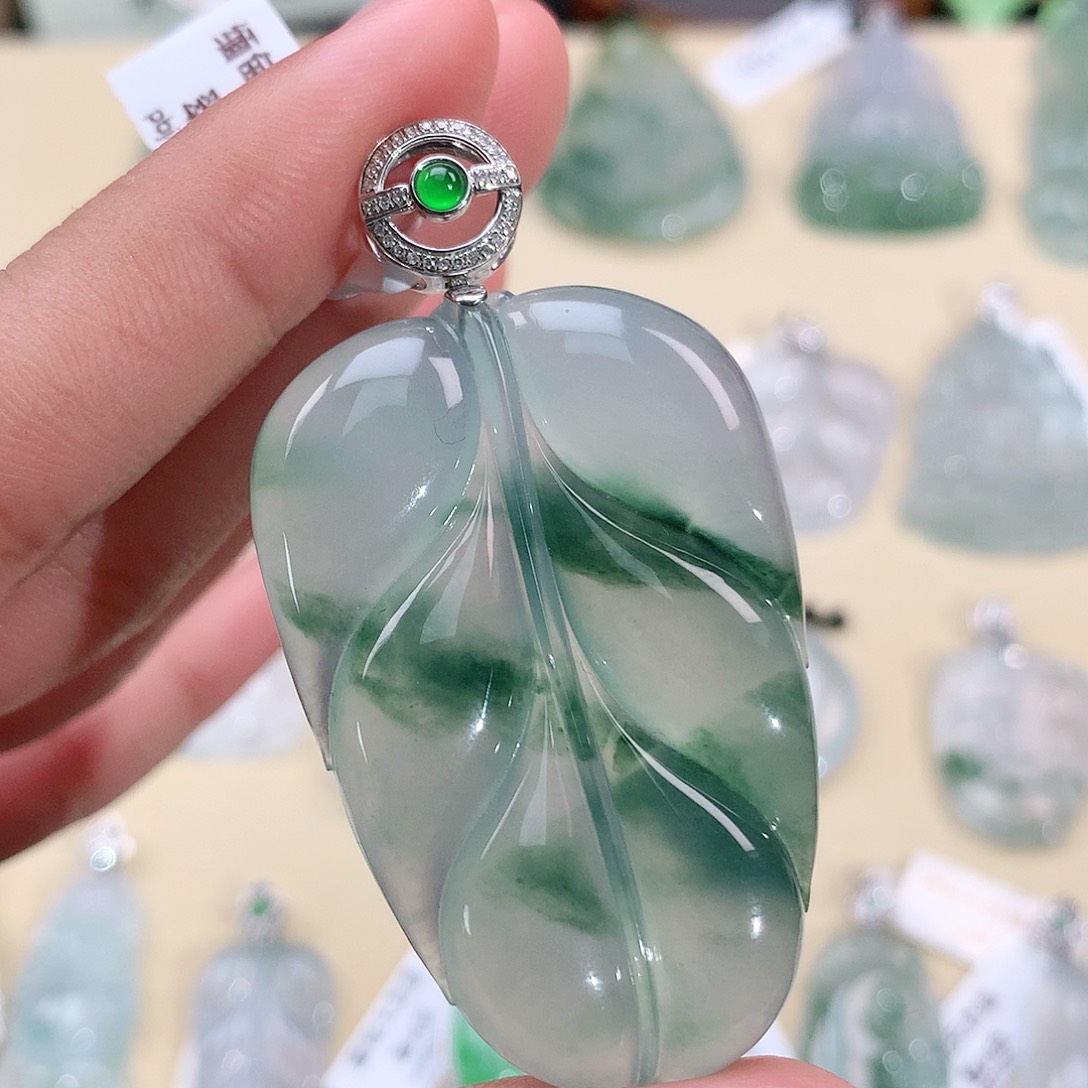 翡翠18K金镶嵌颈饰叶子