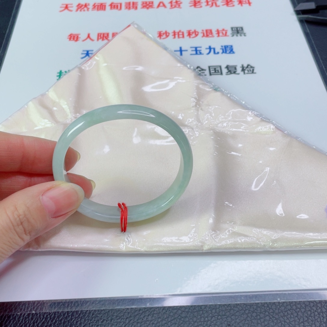 翡翠手镯未镶嵌黑**儿天然