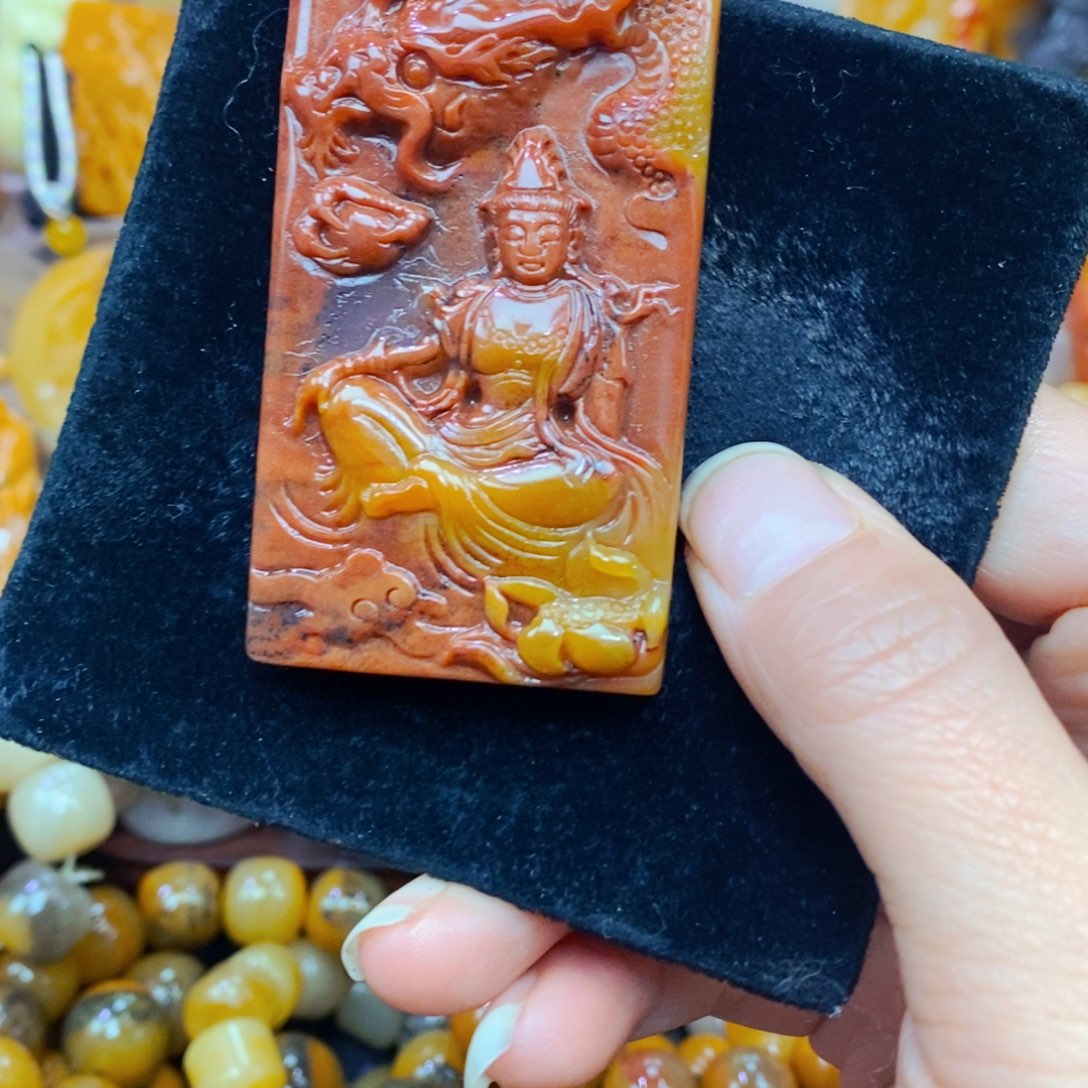 未镶嵌石英质玉（黄龙玉）颈饰