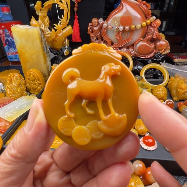 未镶嵌石英质玉（黄龙玉）颈饰
