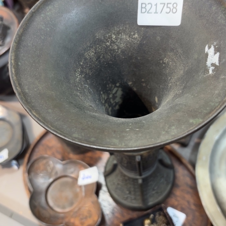 紫砂茶杯浮*玉非常美丽漂亮的物品