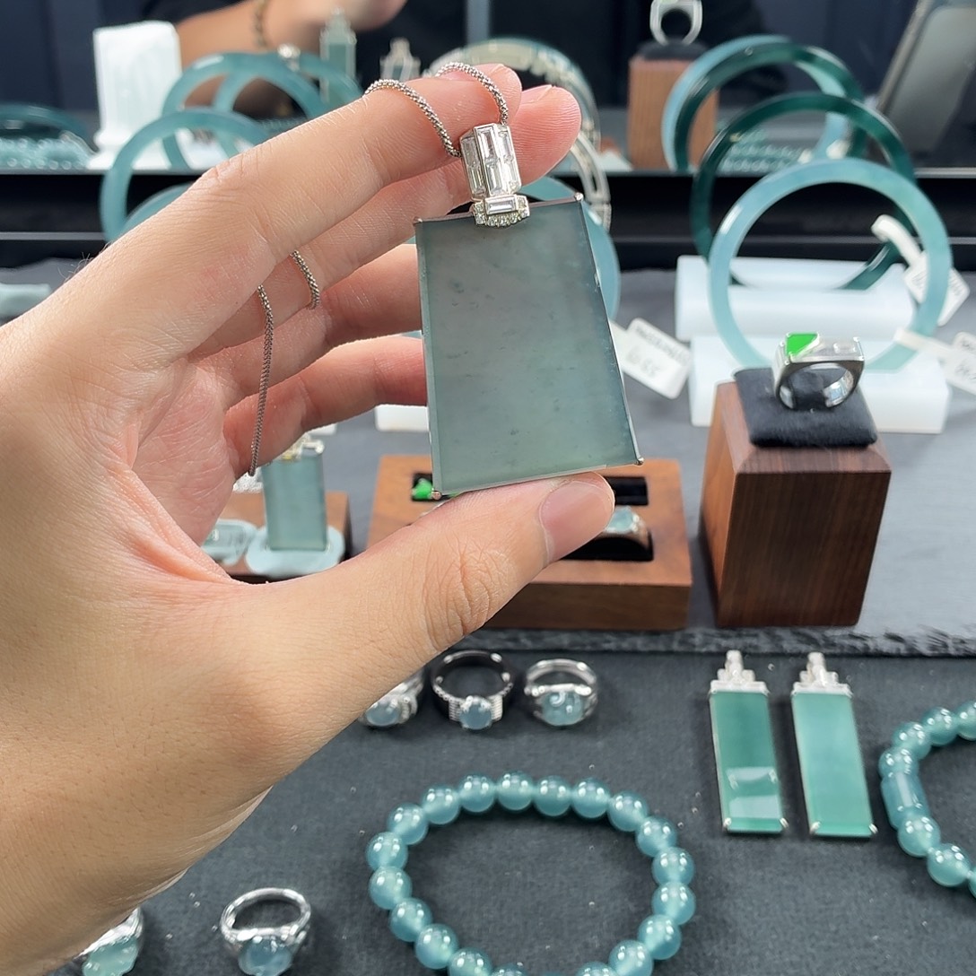 泽***m翡翠未镶嵌手镯无事牌