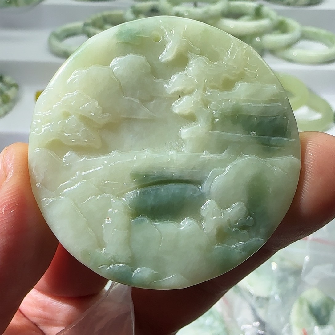 透闪石-蛇纹石玉未镶嵌颈饰