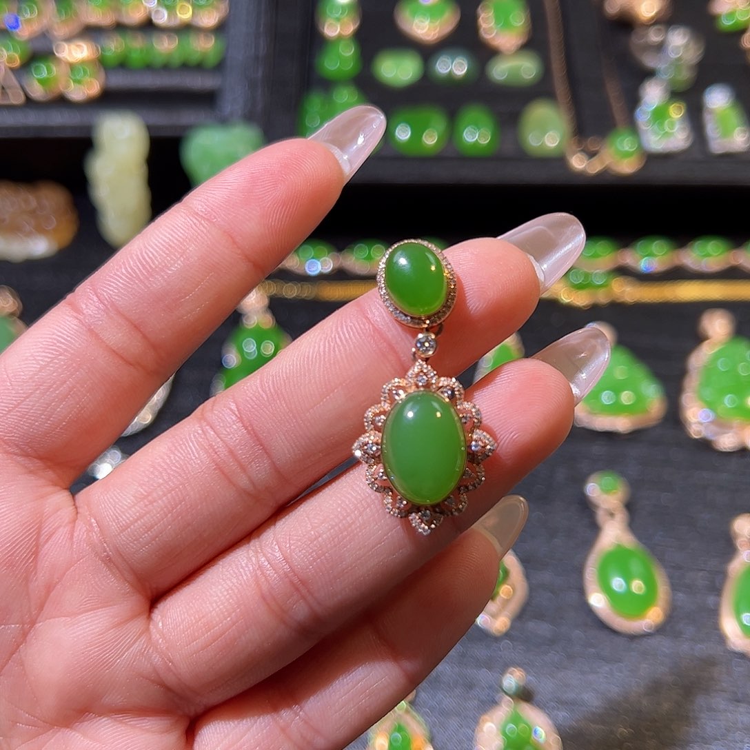 和田玉（碧玉）颈饰18K金镶嵌