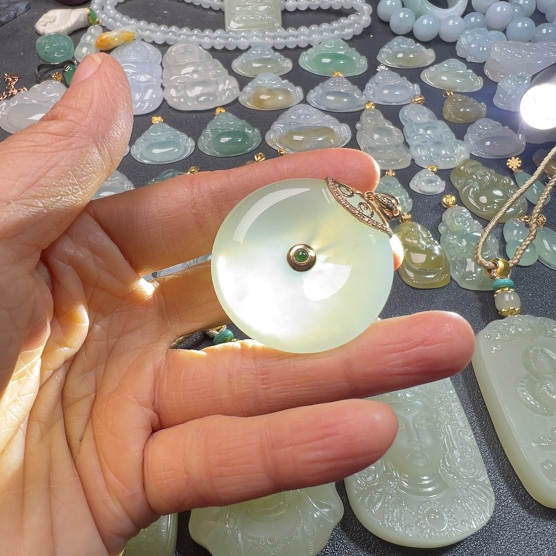 翡翠18K金镶嵌颈饰平安扣