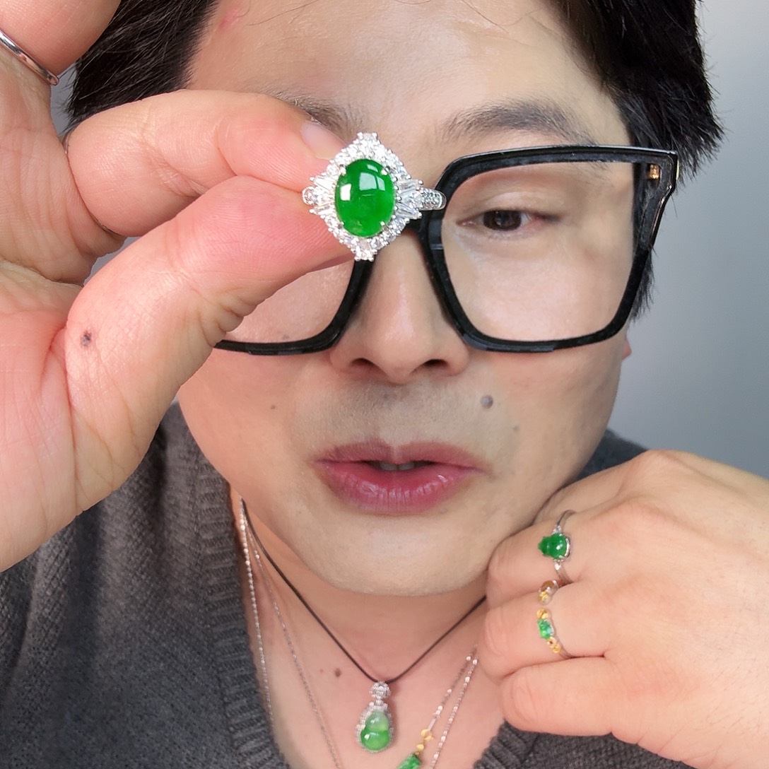 翡翠未镶嵌颈饰一件