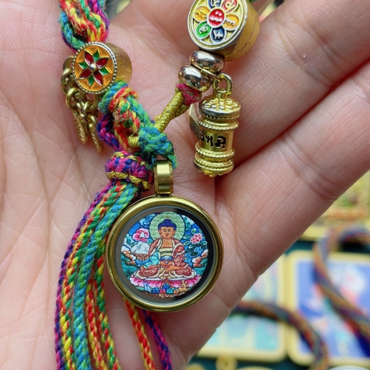 吊坠唐卡套卡的时候就可以用