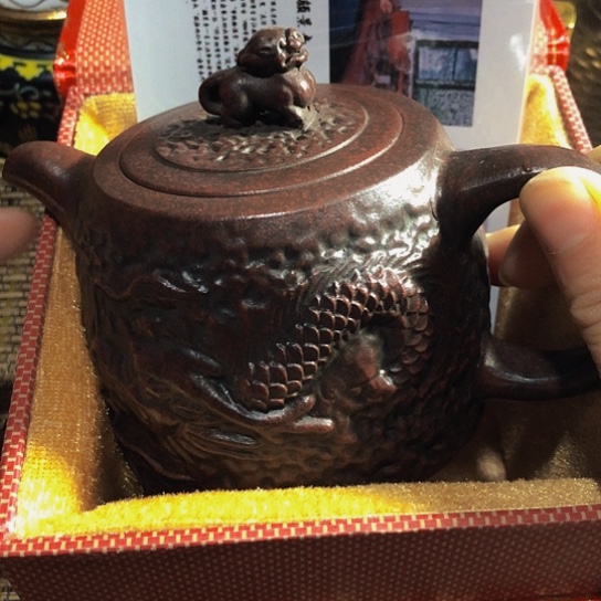 紫砂茶壶原矿泥料手工制作的紫砂壶。