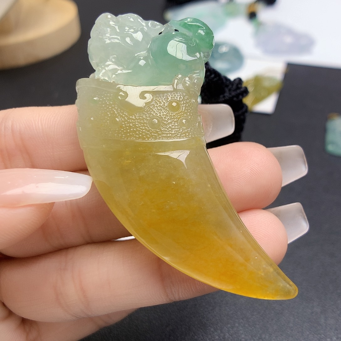 翡翠未镶嵌颈饰龙牙