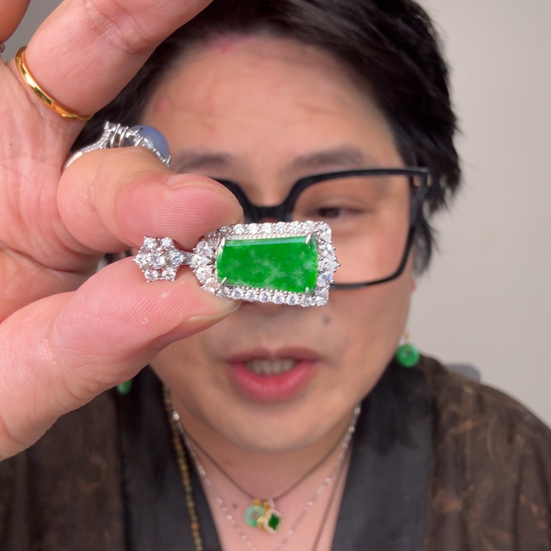 翡翠未镶嵌颈饰一件
