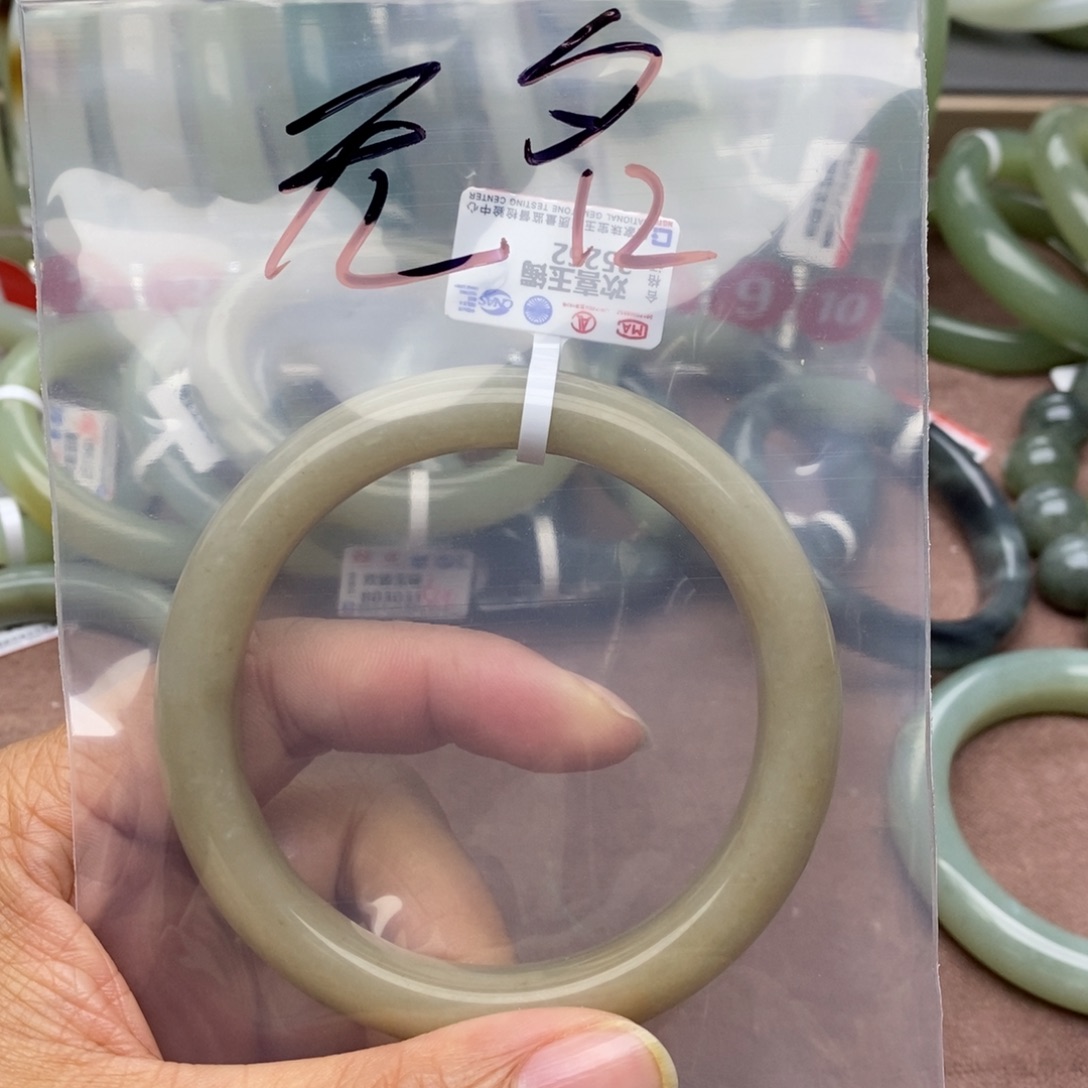 和田玉手镯未镶嵌无**路