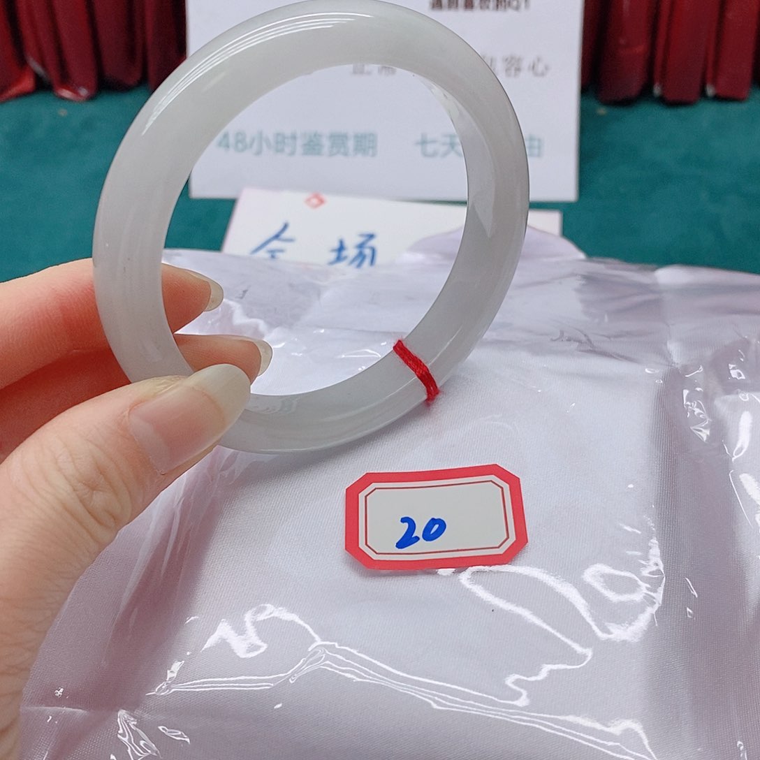 翡翠手镯未镶嵌遇***宝200000000