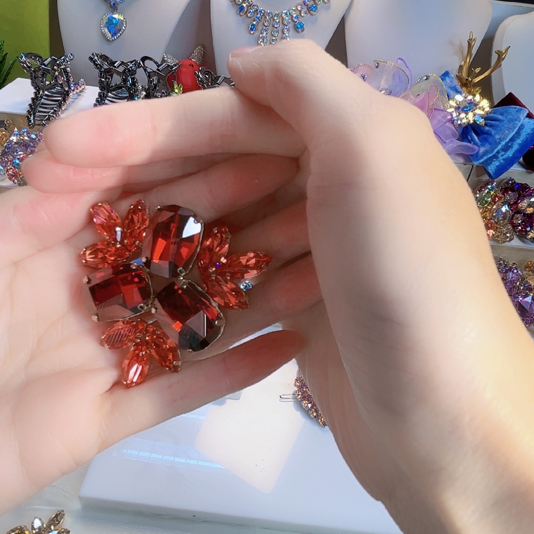 在***你布艺合金施华胸针