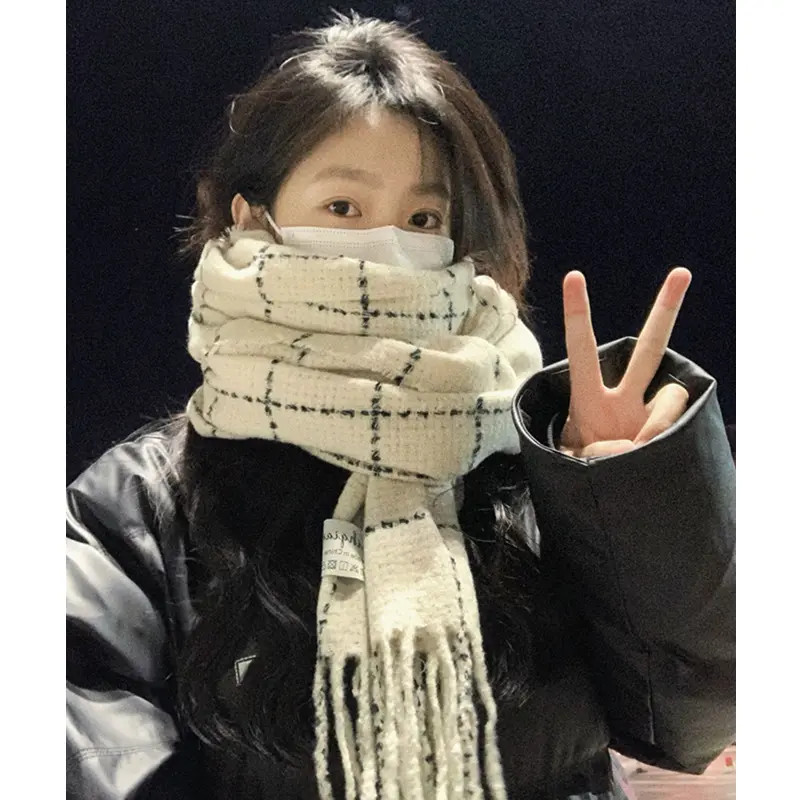 秋冬季韩版女生2023新款百搭米黑色高级感格子学生加厚保暖围脖