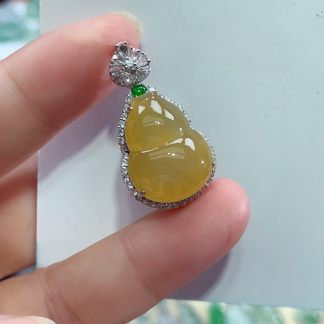 颈饰18K金镶嵌翡翠葫芦