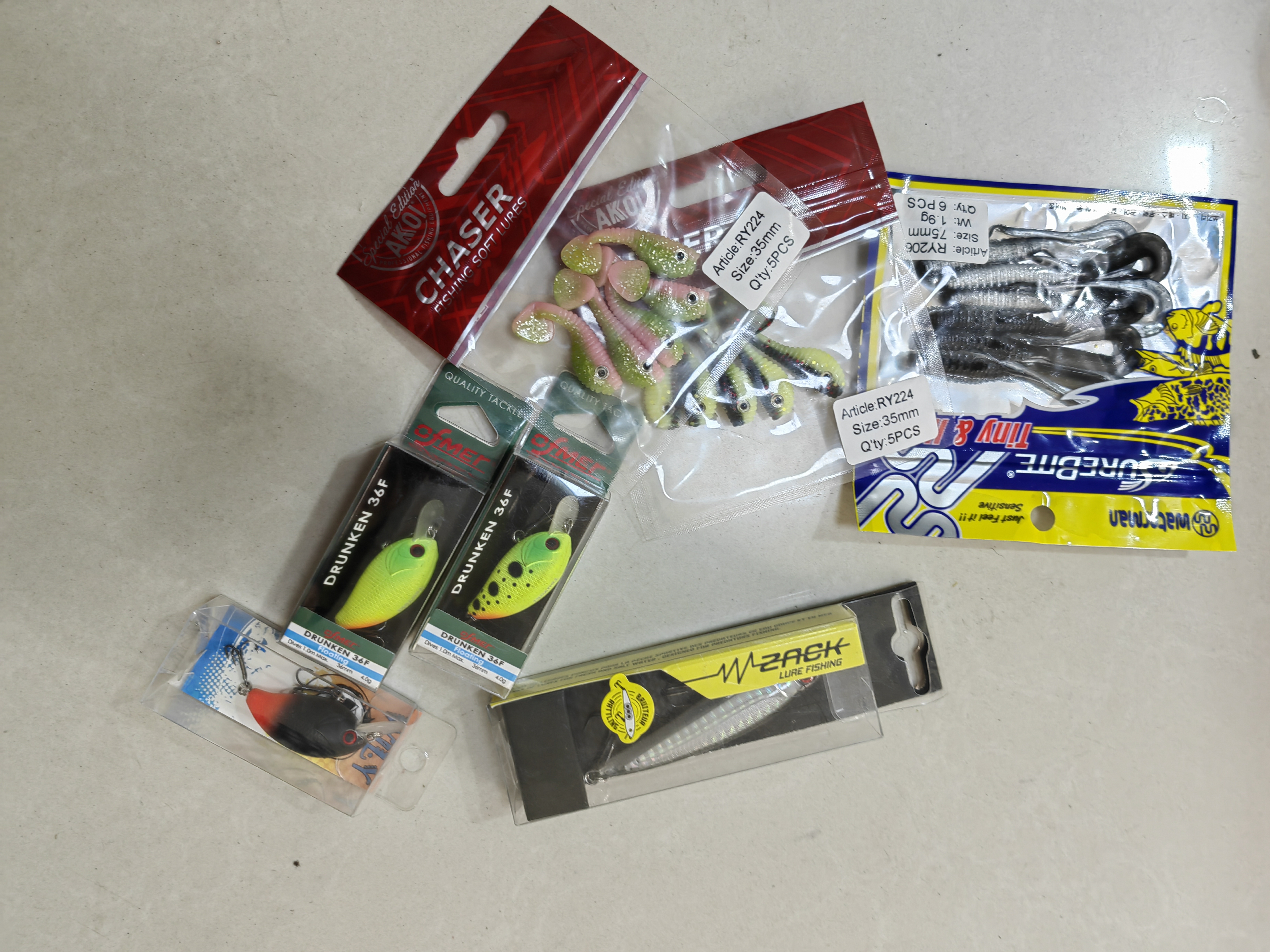 各类渔钩鱼饵，具体以直播间实物介绍为准