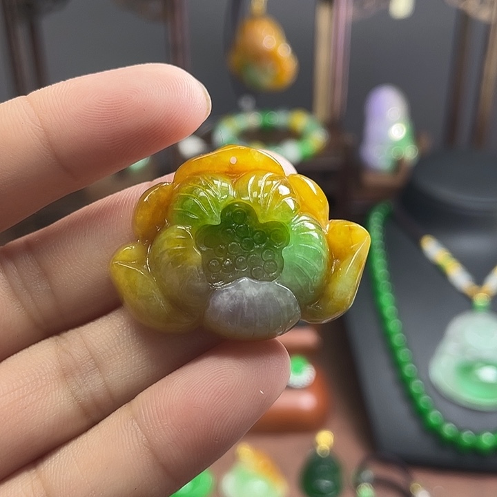 翡翠未镶嵌吊坠(赠链)