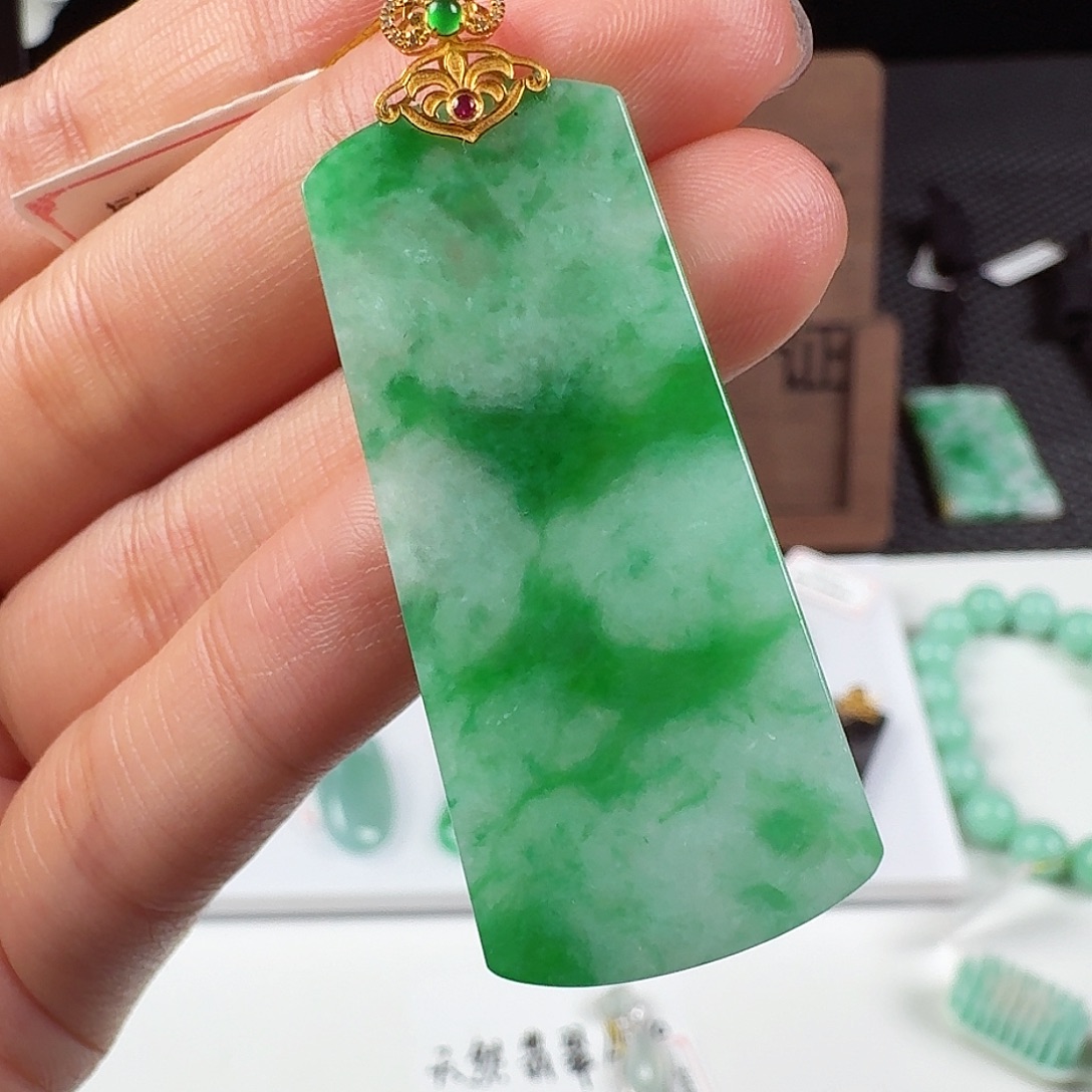 翡翠18K金镶嵌颈饰