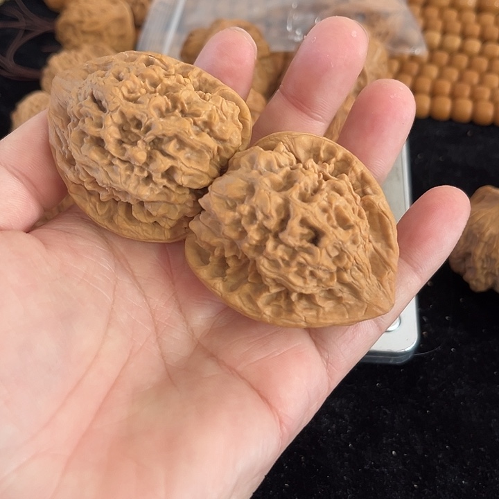 文玩核桃把件45左右微微瑕官帽，编号024