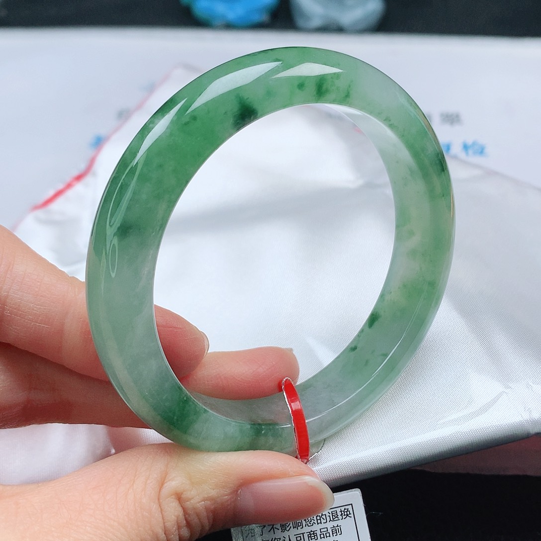 翡翠手镯未镶嵌56圈