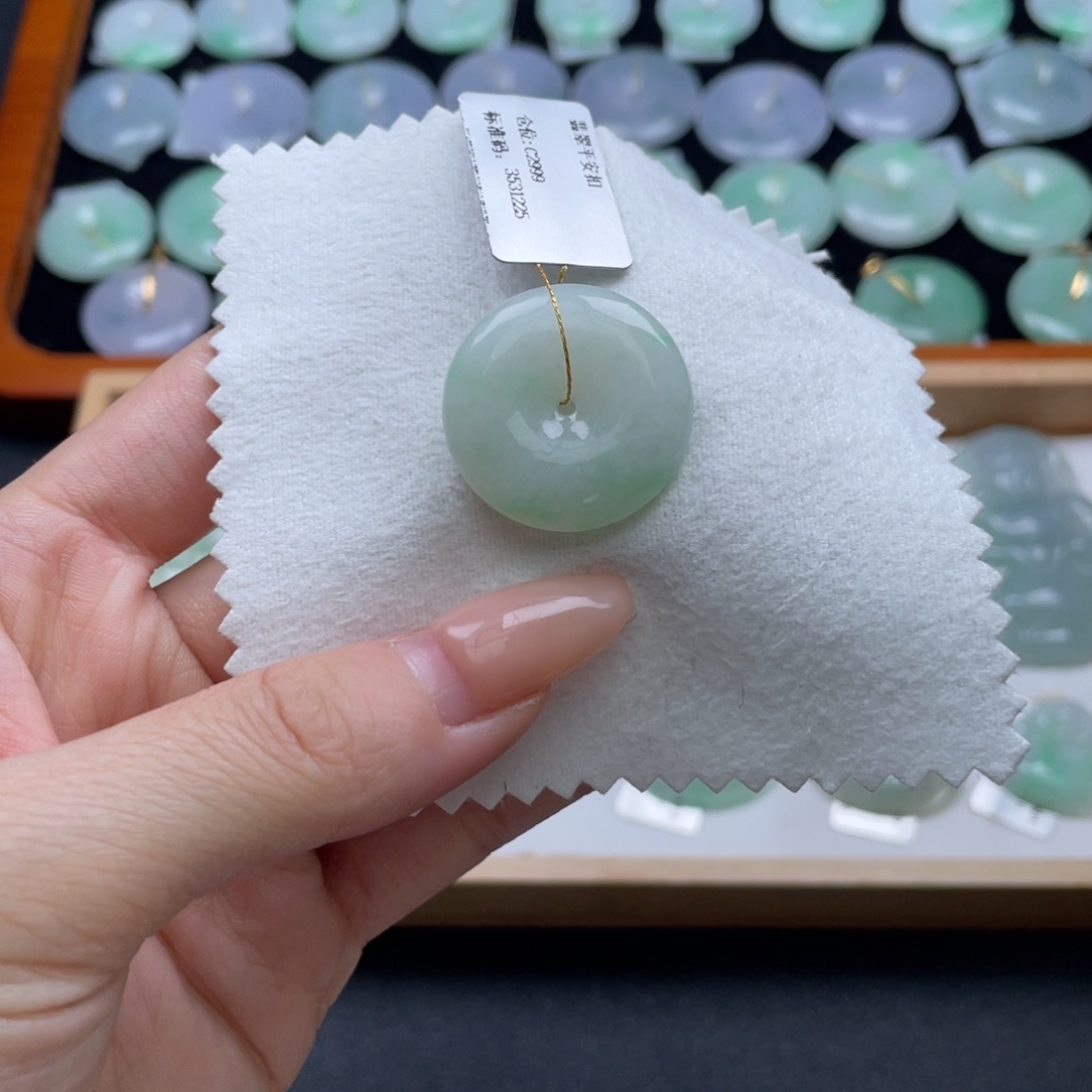 翡翠未镶嵌颈饰平安扣