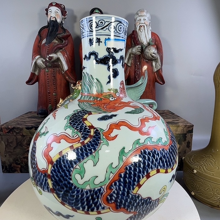 瓶青花五彩龙纹天球瓶