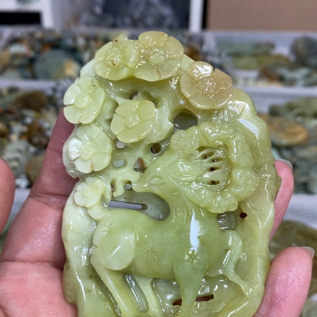 蛇纹石玉颈饰未镶嵌
