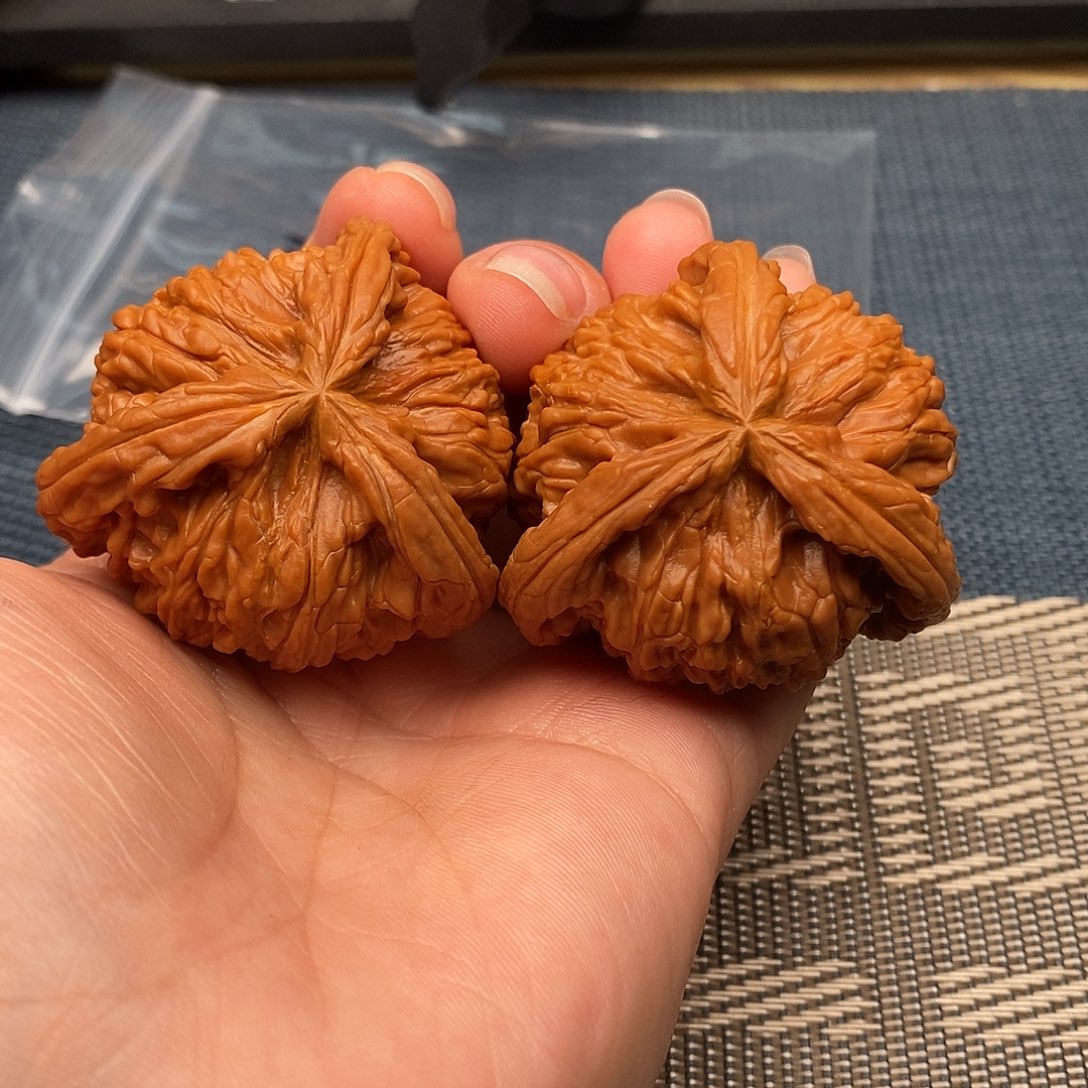 卓***业文玩核桃吊坠三棱