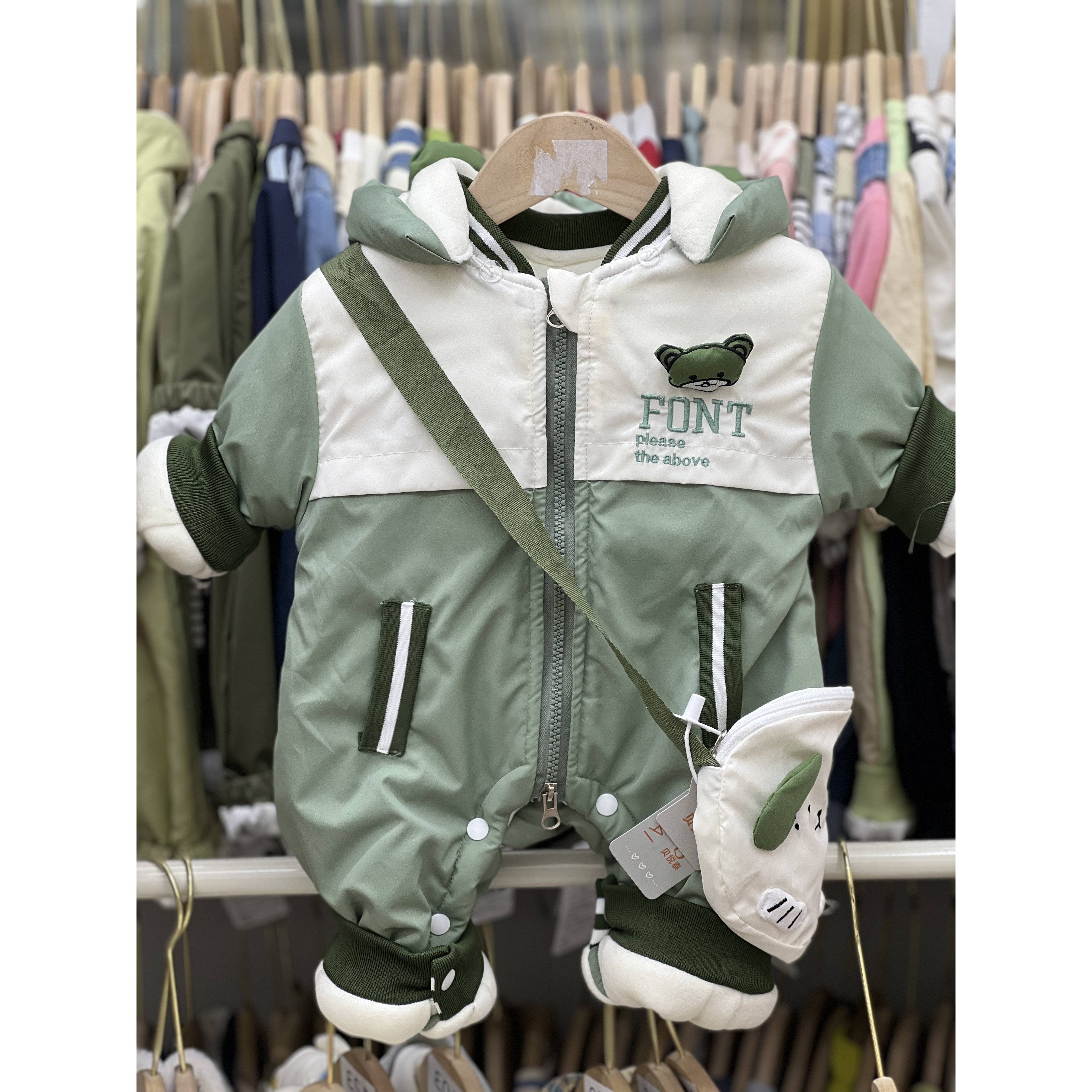 宝宝加厚连体衣秋冬款婴幼儿冬装衣服哈衣爬爬服新款连帽外出棉服