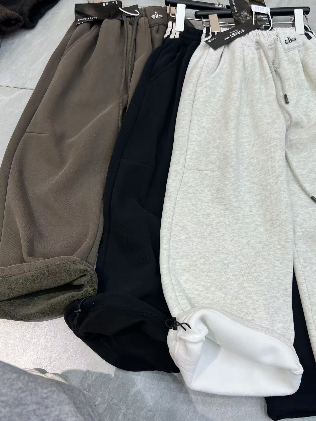 HK潮牌儿童加绒卫裤2025冬款中大童奥利绒休闲裤311115