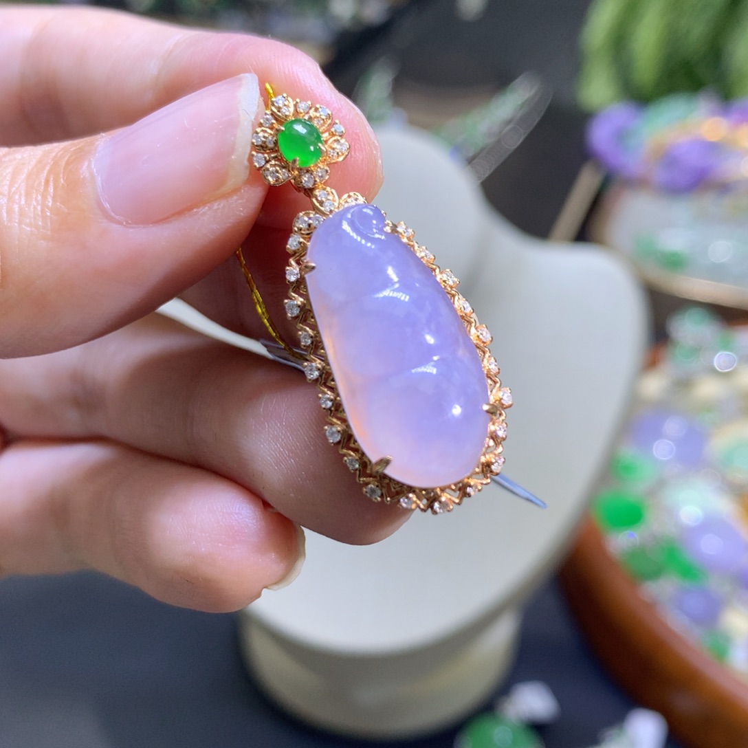 颈饰18K金镶嵌翡翠