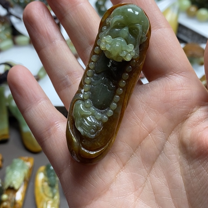 岫岩河磨玉（透闪石质玉）挂坠，手把未镶嵌法****监