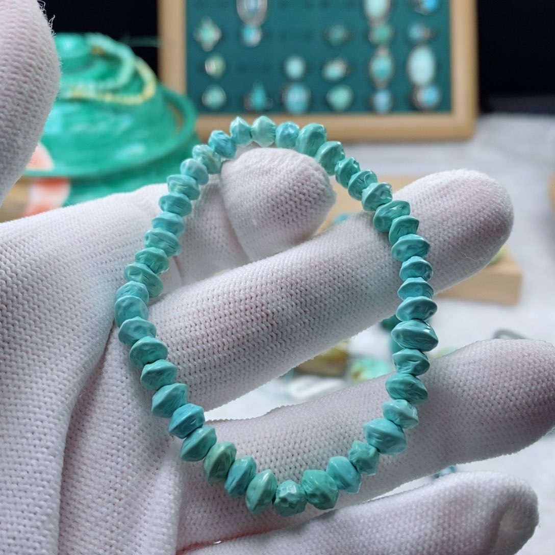 绿松石颈饰未镶嵌