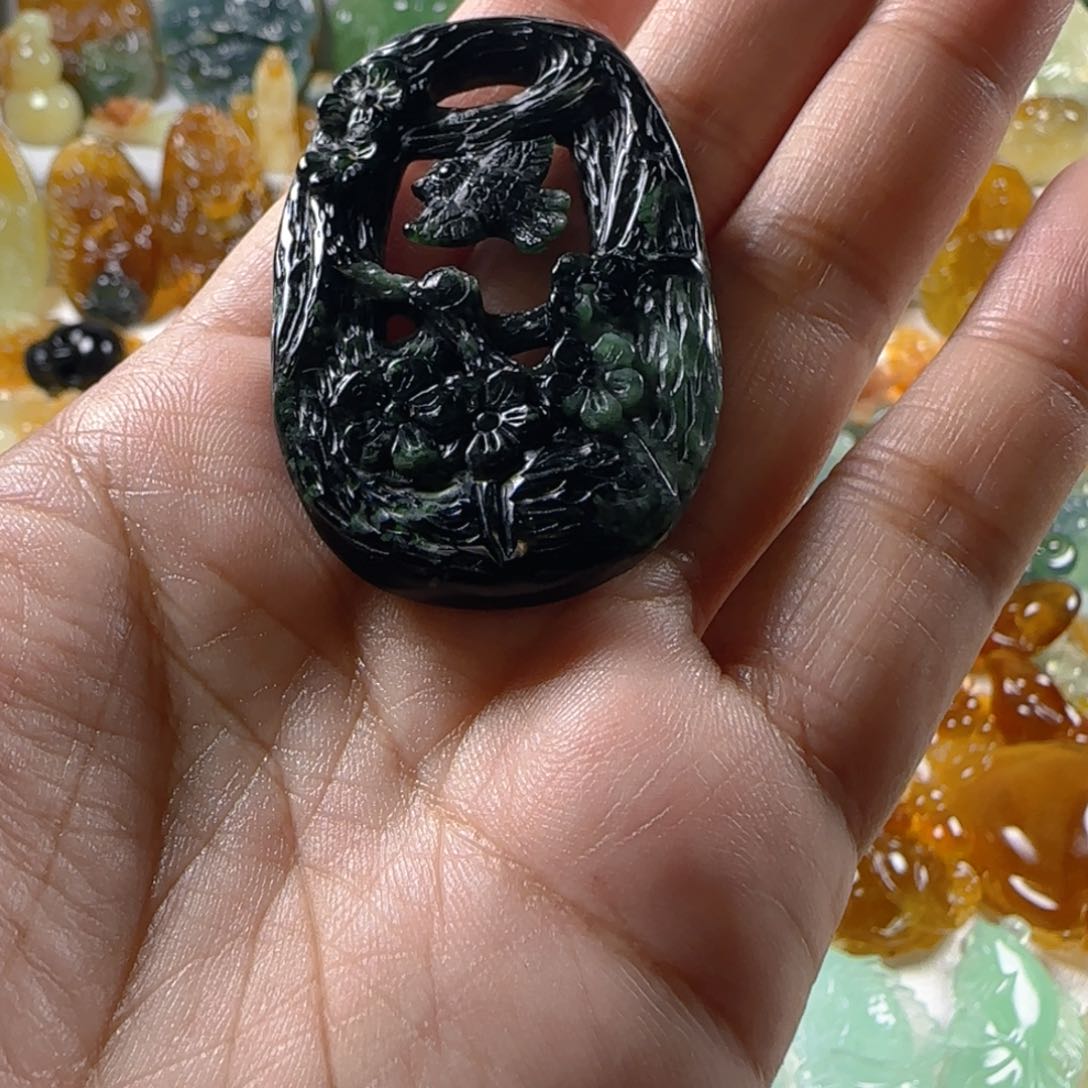 蛇纹石玉颈饰未镶嵌