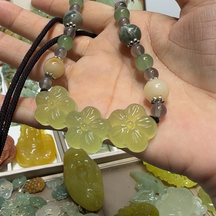 蛇纹石玉吊坠未镶嵌