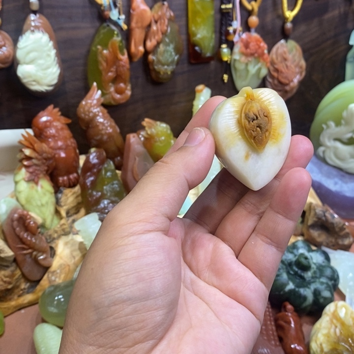 蛇纹石玉未镶嵌颈饰