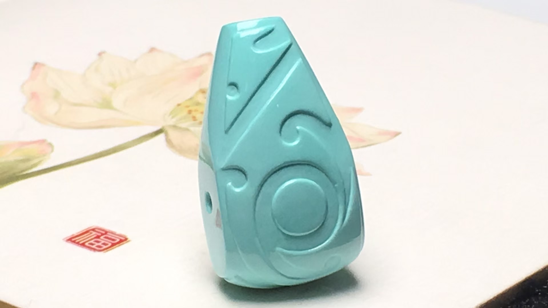 瓷釉级绿蓝果冻料原矿绿松石博古纹三通，干净少瑕，精工雕刻
