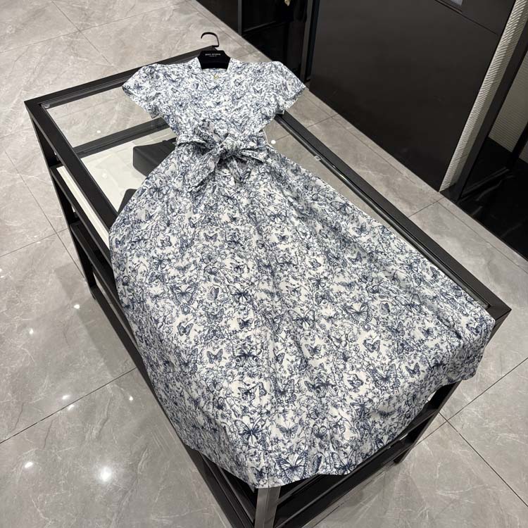 25年春装新款女装 时尚小立领珍珠扣蝴蝶印花腰带连衣裙-25Y1109